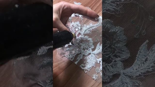 Как вырезать аппликации из расшитого кружева смотреть онлайн