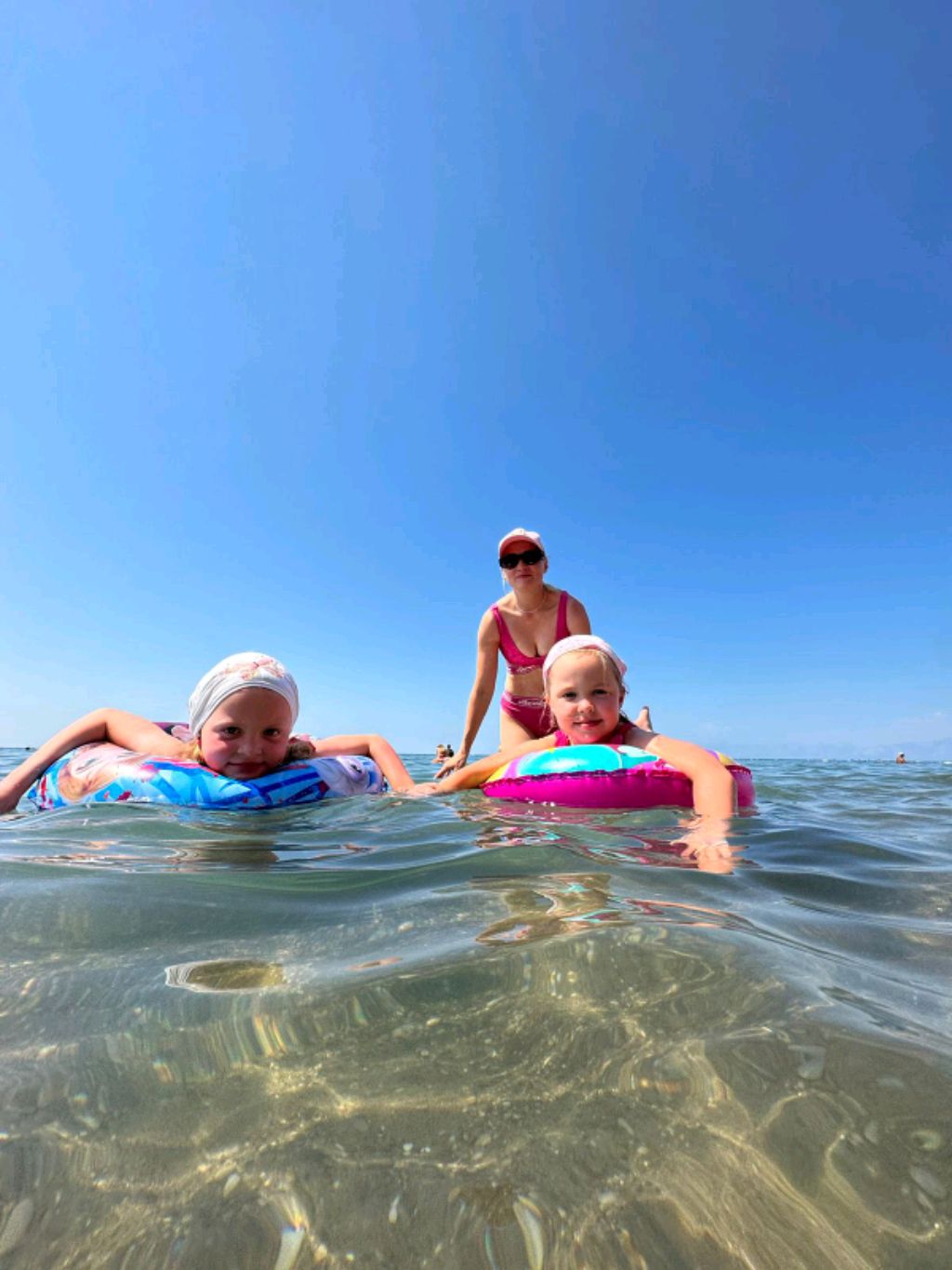 сестра парезылась