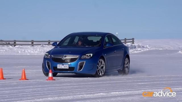 How does stability control work? ESC demonstration on ice with the Holden Insignia VXR смотреть онлайн