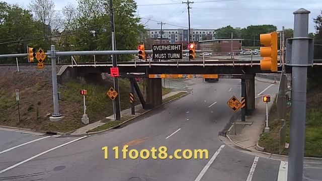 Boxtruck beats the red light and gets a bit beat up//бьет красный свет и немного избивается смотреть онлайн