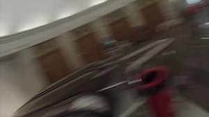 Как спуститься с детской коляской на эскалаторе