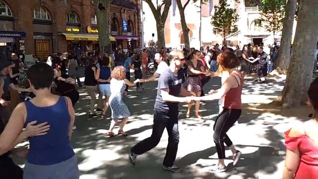 Французы танцуют буги-вуги:) Видео из путешествий. Тулуза, Франция. Отзывы Ездили Знаем смотреть онлайн