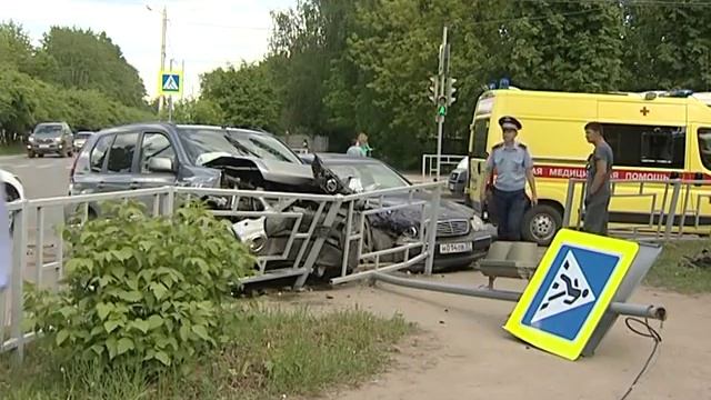 В Иванове столкнувшиеся автомобили снесли светофор, дорожный знак и часть ограждения смотреть онлайн