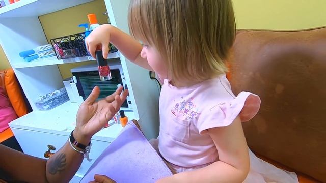 Алена и мама в салоне красоты в Таиланде. Алене делают детский маникюр и детский педикюр смотреть онлайн