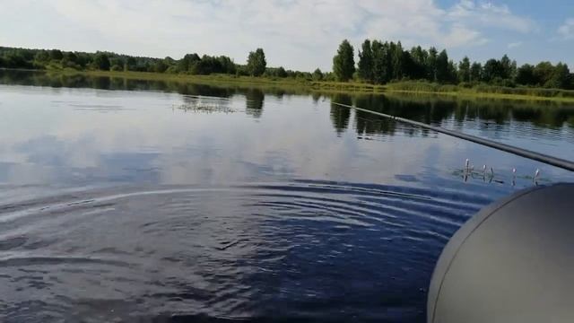 КРУПНЫЙ КАРАСЬ С ЛОДКИ.Рыбалка на удочку. смотреть онлайн