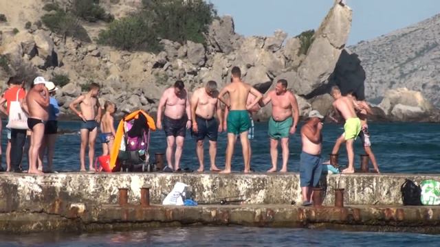 Мужики дружно прыгают с пирса смотреть онлайн