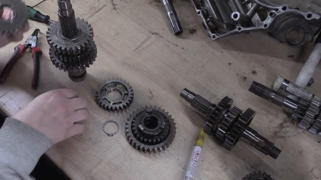Broken Gears #10 - Suzuki Trackbike смотреть онлайн