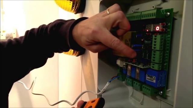 Programming a Roger H80 TX22 Gate & Garage Remote Control смотреть онлайн