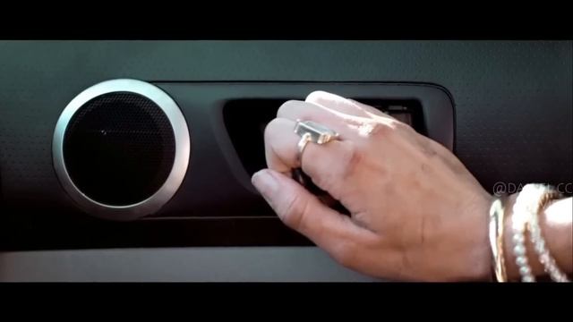 Girl Teams Up with A Pet Zombie To Escape Zombie Apocalypse |IT STAINS THE SANDS RED смотреть онлайн