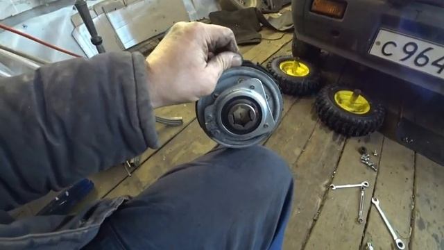 РЕМОНТ СНЕГОУБОРЩИКА HUTER SGC 4000. САМОДЕЛЬНОЕ ФРИКЦИОННОЕ КОЛЬЦО... смотреть онлайн