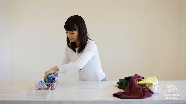 Marie Kondo Folding Napkins | Apartment Therapy смотреть онлайн