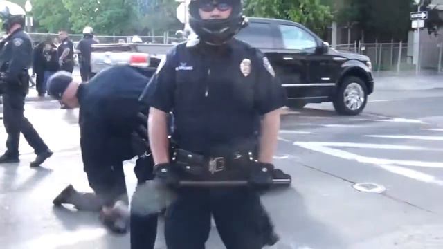 Stockton Police Attacking civil rights demonstrator at Asparagus Festival смотреть онлайн