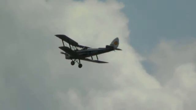 Biplane flight DH-82/Полет биплана DH-82 смотреть онлайн