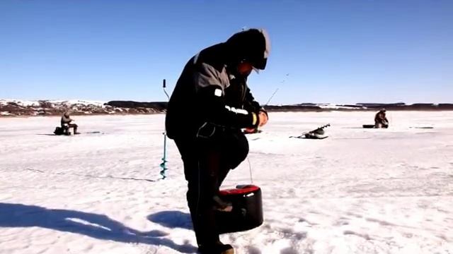 Надувной пуф на зимней рыбалке смотреть онлайн