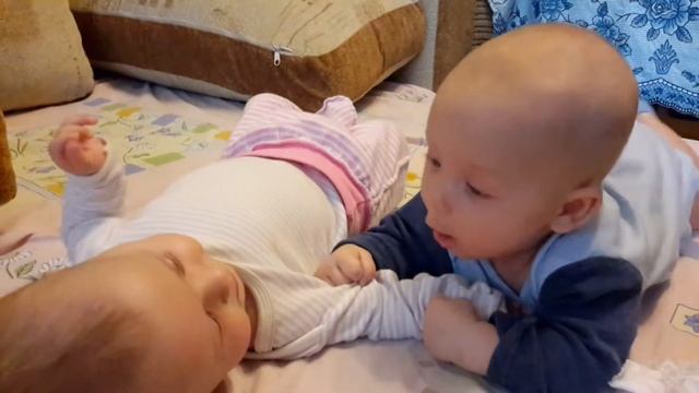 Двойняшки. Жизнь двойняшек. У меня есть сестра. Радость грудничков. 4 месяца смотреть онлайн