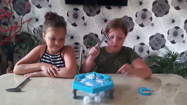 ИГРАЕМ В ИГРУ НЕ УРОНИ ПИНГВИНА/ПОБЕДИТЕЛЬ ПОЛУЧИТ ПРИЗ!!!! смотреть онлайн