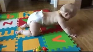 Как научить ребенка ползать на четвереньках