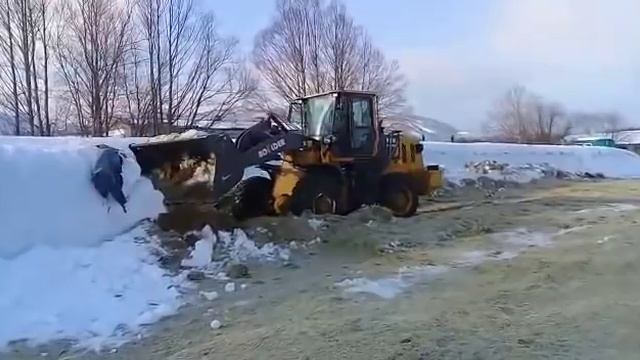 Погрузка силоса фронтальным погрузчиком Boulder WL39H смотреть онлайн