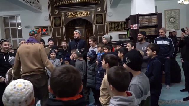 100 детей пришли на утренний намаз. Масштабный марафон - 40 намазов в мечети. смотреть онлайн
