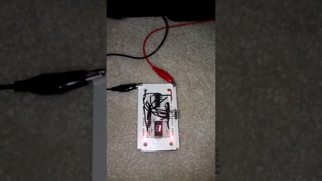 Hex up counter using PIC16F688 смотреть онлайн