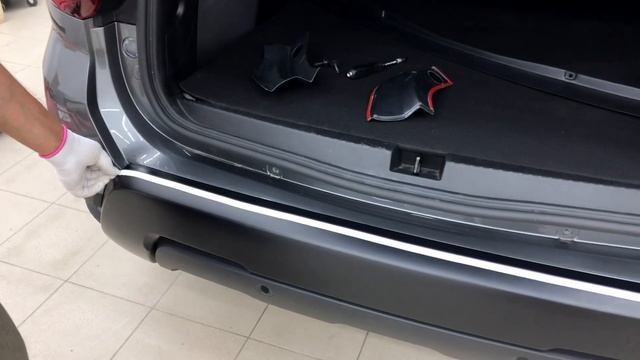Установка декоративных накладок в проем багажника для автомобиля Рено Дастер 2 смотреть онлайн