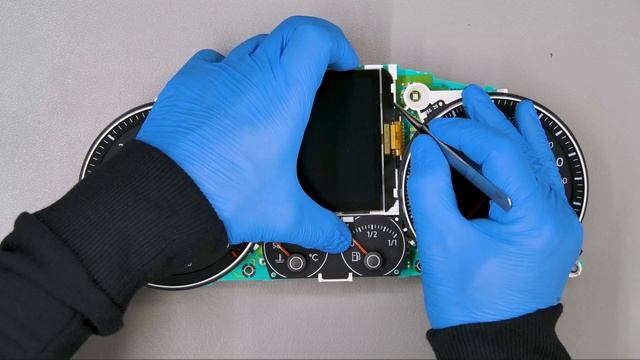 How To Replace Volkswagen Golf V, Passat B6, Touran Mk1, Tiguan 5N And EOS Dashboards MFD Display