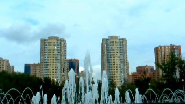 Фонтан в парке города Реутов, МО смотреть онлайн