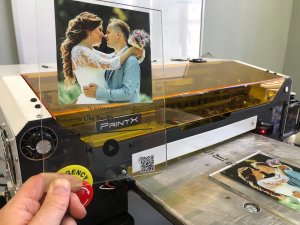 Печать на прозрачном стекле (акриле) с треком или QR-кодом