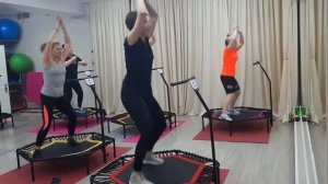 JUMPING: Жиросжигающая тренировка на мини-батутах