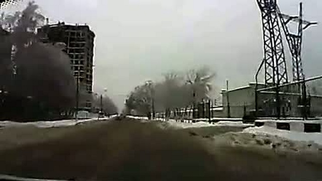 Упал прямо под колеса / www.keng... смотреть онлайн