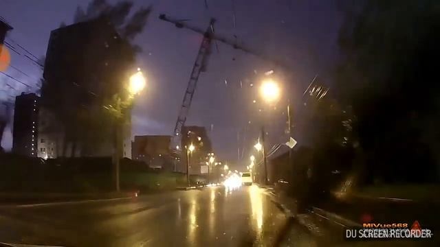 В Красноярске упал кран прямо на дорогу смотреть онлайн