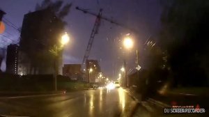 В Красноярске упал кран прямо на дорогу