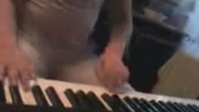 Ребенок играет на пианино смотреть онлайн