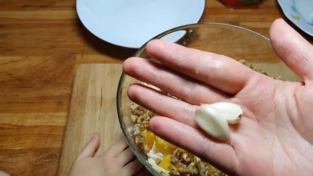 Салат из курицы и ананаса с грецким орехом! смотреть онлайн