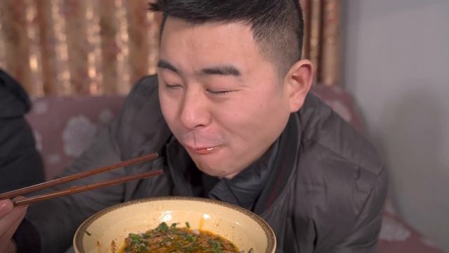 【超小厨】母子小院跳舞，130元“土鸭汤锅”请老妈吃外卖，鸭肉吃爽长高高！