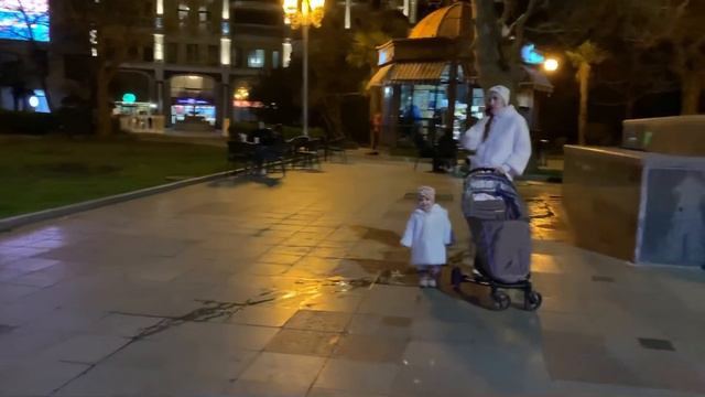 РЫБНЫЙ РЕСТОРАН / Ялта забита людьми и днём и ночью. АТМОСФЕРА. рыбное место смотреть онлайн