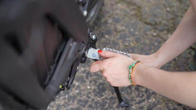 Free ProTaper Pillow Top Grips for your SUR RON, Carly reviews grips and race spec surron foot pegs смотреть онлайн