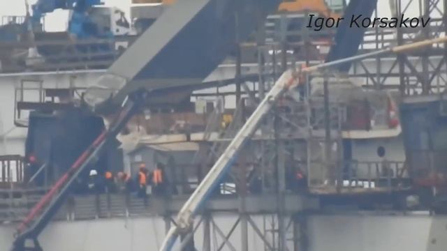 Крымский(январь 2018)мост! Пролёты А/М устанавливаются на места! Бет-ние фарватерных опор! Свежее! смотреть онлайн