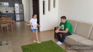 МАМА И ПОЛИНА ИГРАЮТ В ПРЯТКИ .ИГРЫ ДЛЯ ДЕТЕЙ.