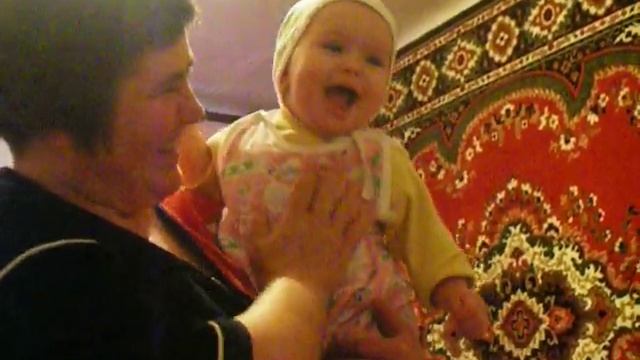 дочка весело смеется и играет с бабулей смотреть онлайн