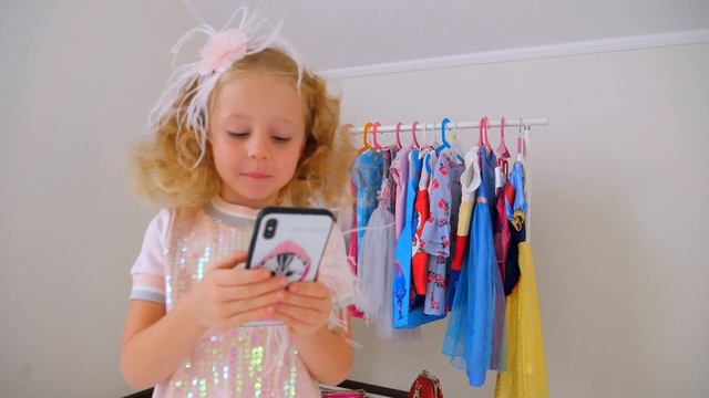 Настя наряжается на день рождения и показывает весь гардероб