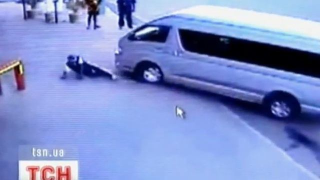 U SShA voditel' sbil cheloveka i izbil ego смотреть онлайн