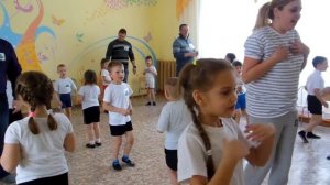 Коммуникативный танец с папами "Я от тебя убегу" в детском саду. День защитника Отечества.