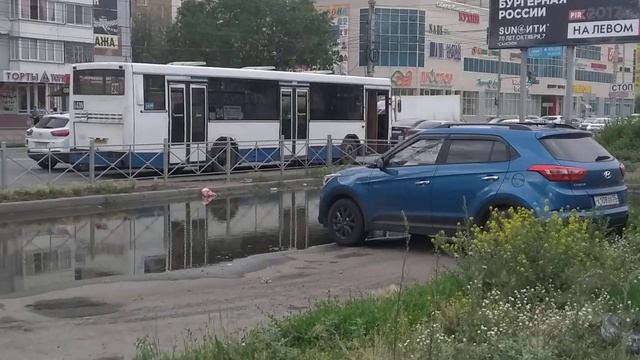 Сломанный автобус НефАЗ-5299-20-15 на улице 70 лет Октября в городе Омске. Часть 1. смотреть онлайн