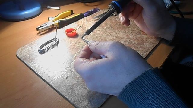 Учимся паять. Подготовка провода 2 смотреть онлайн