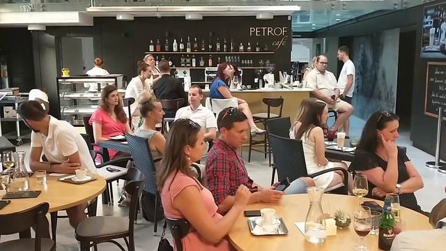 David Čelakovský rozezněl piano na kavárenském koncertu v PETROF Café смотреть онлайн