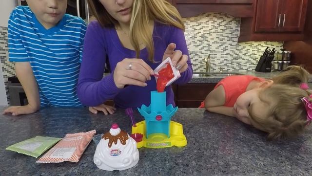 Делаем мороженое. Открываем набор Yummy Nummies. Yummy Nummies Ice Cream Sundae Maker Toy Review смотреть онлайн