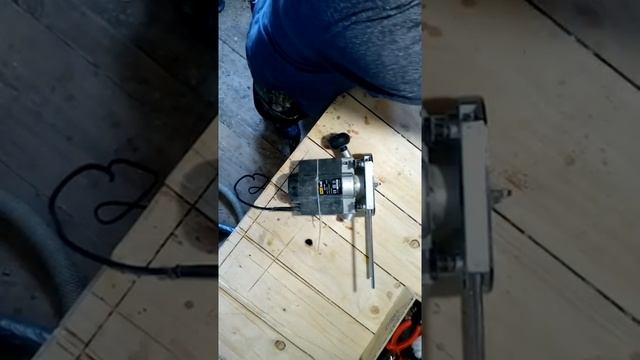 Как закрепить ручной фрезер к столу смотреть онлайн