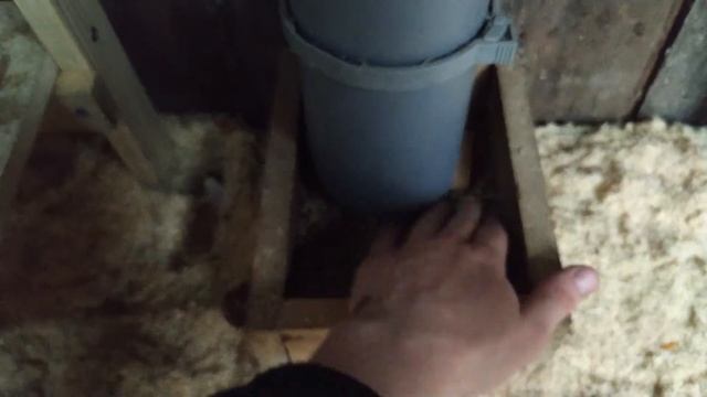 БУНКЕРНАЯ КОРМУШКА из 20-ти литрового бутыля и трубы сотки. смотреть онлайн