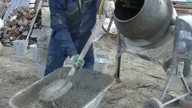Простой совет о СпецЛОПАТЕ для разгрузки БЕТОНОМЕШАЛКИ и СтройТАЧКИ. смотреть онлайн